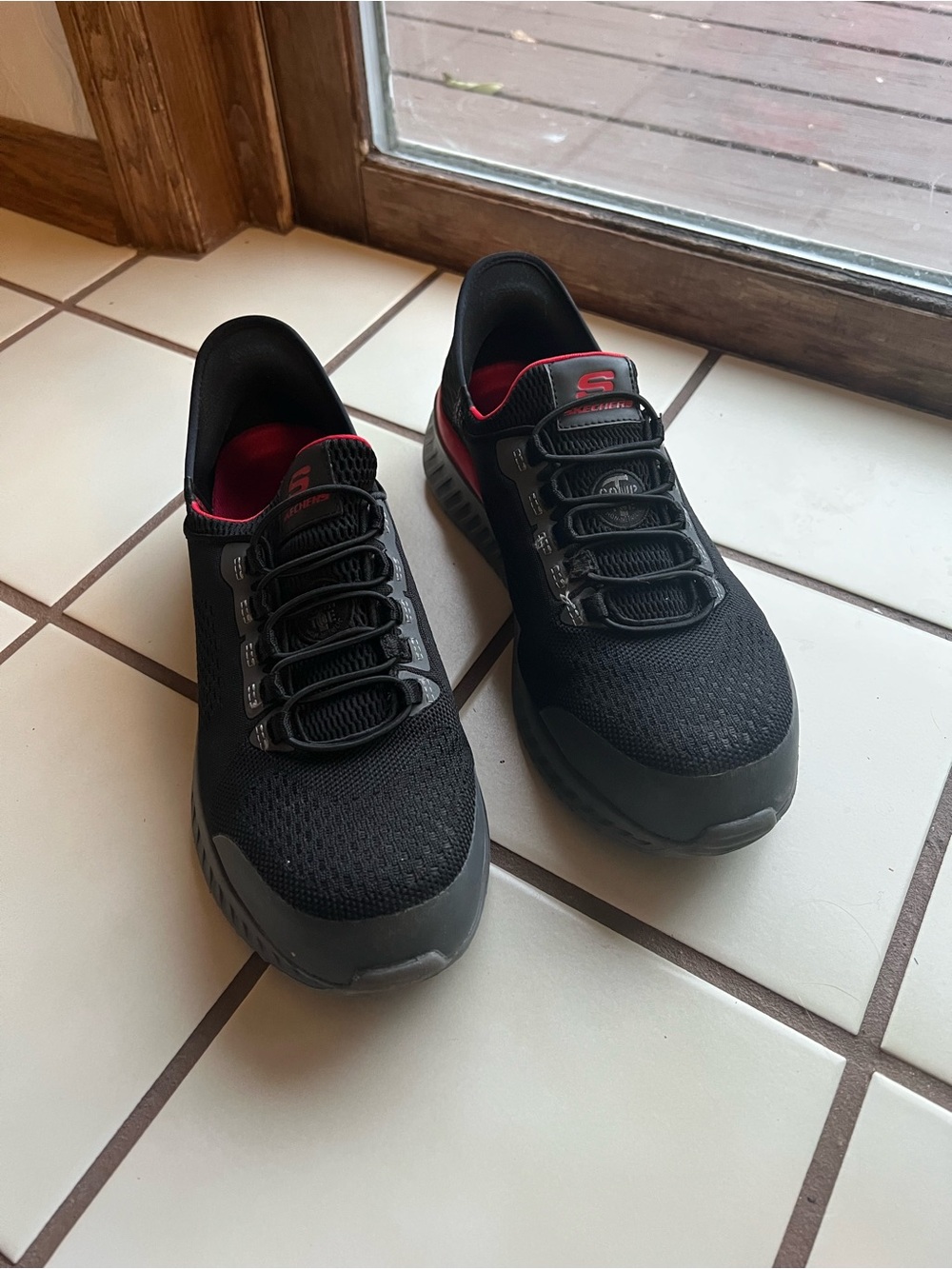 Sz 9.5 Skechers composite toe slip resistant shoes